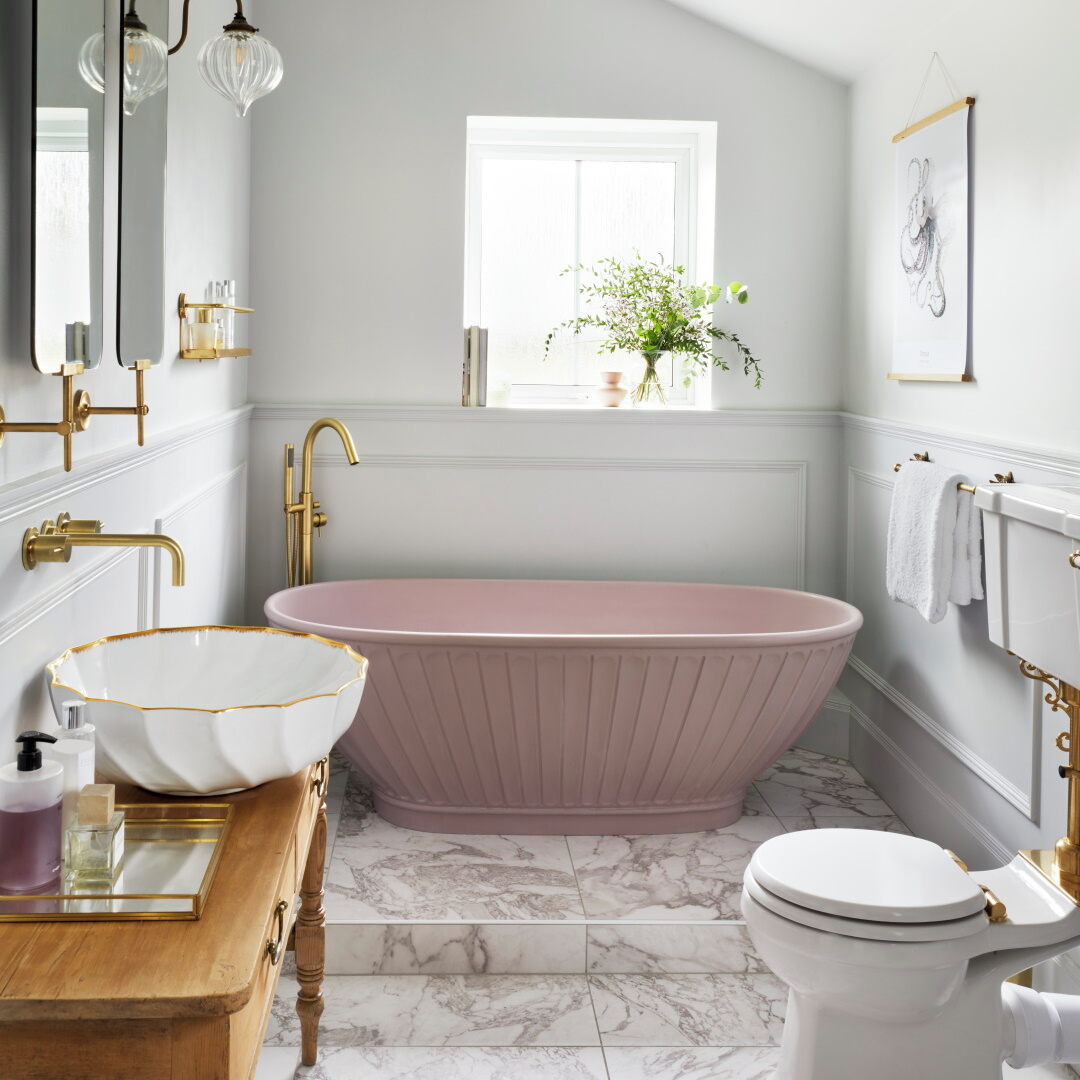 Freestanding Tub With Marble Decor