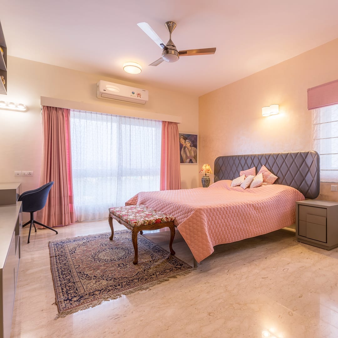 Mix of Modern and Traditional Decor