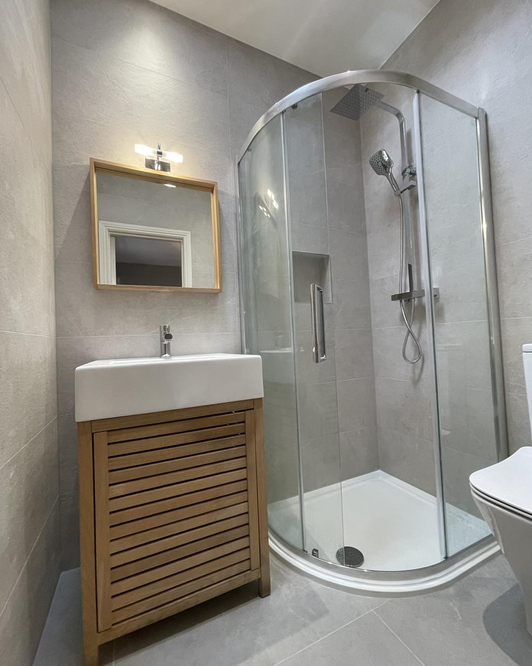 Modern Full Bathroom