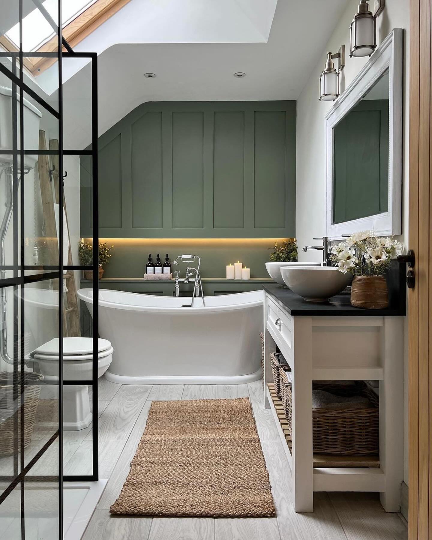 Walk-in Bathroom With Combined Bathtub