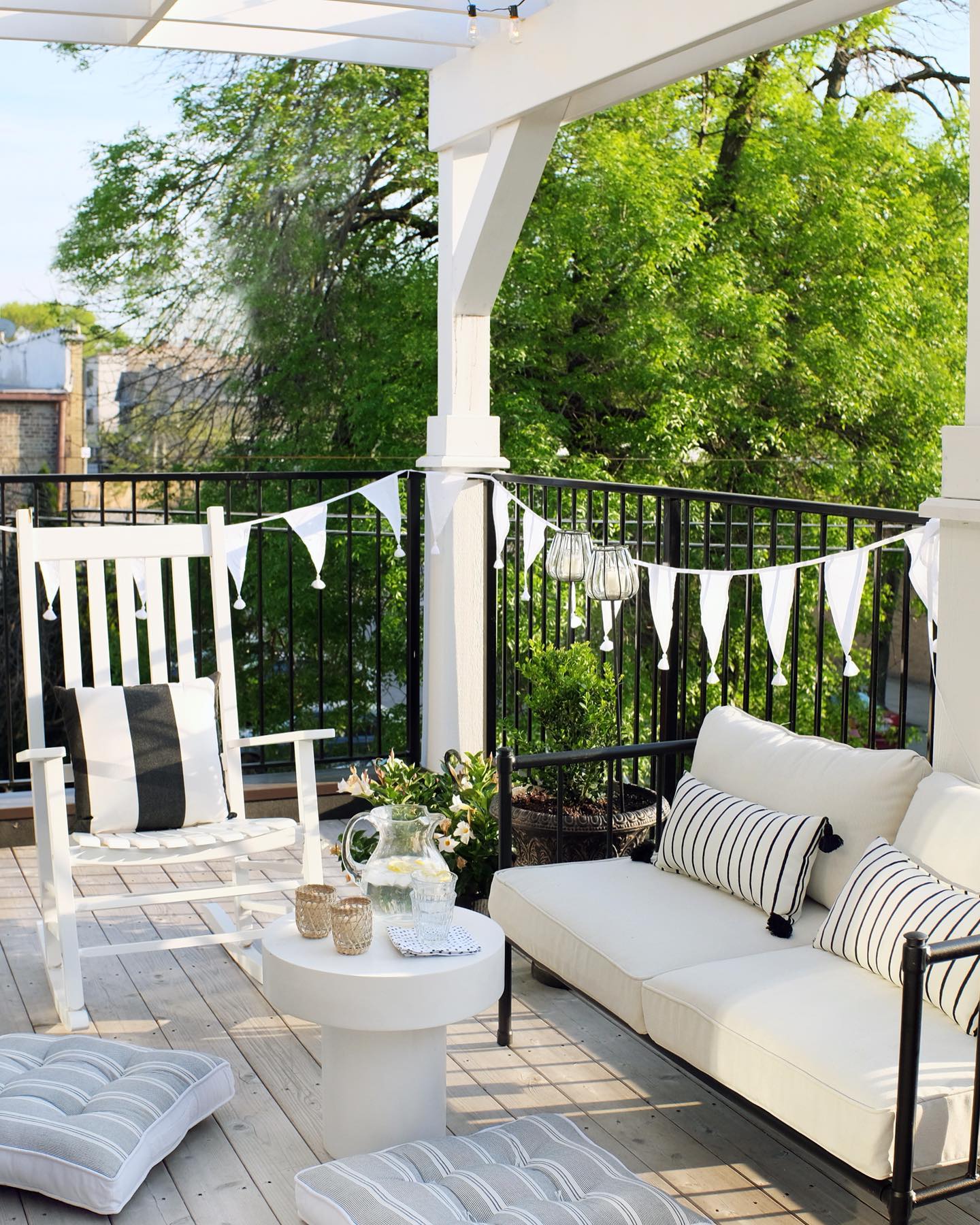 Front Porch Decor With Super Cozy Accent