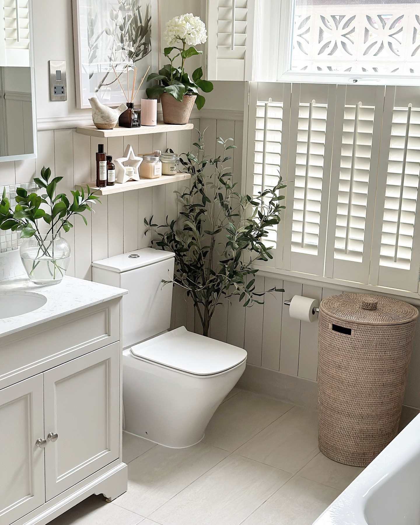 Luxirous Behind Toilet Decor