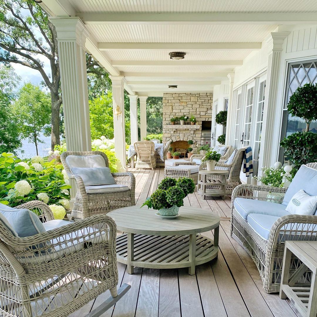 Retro Long Front Porch Decor