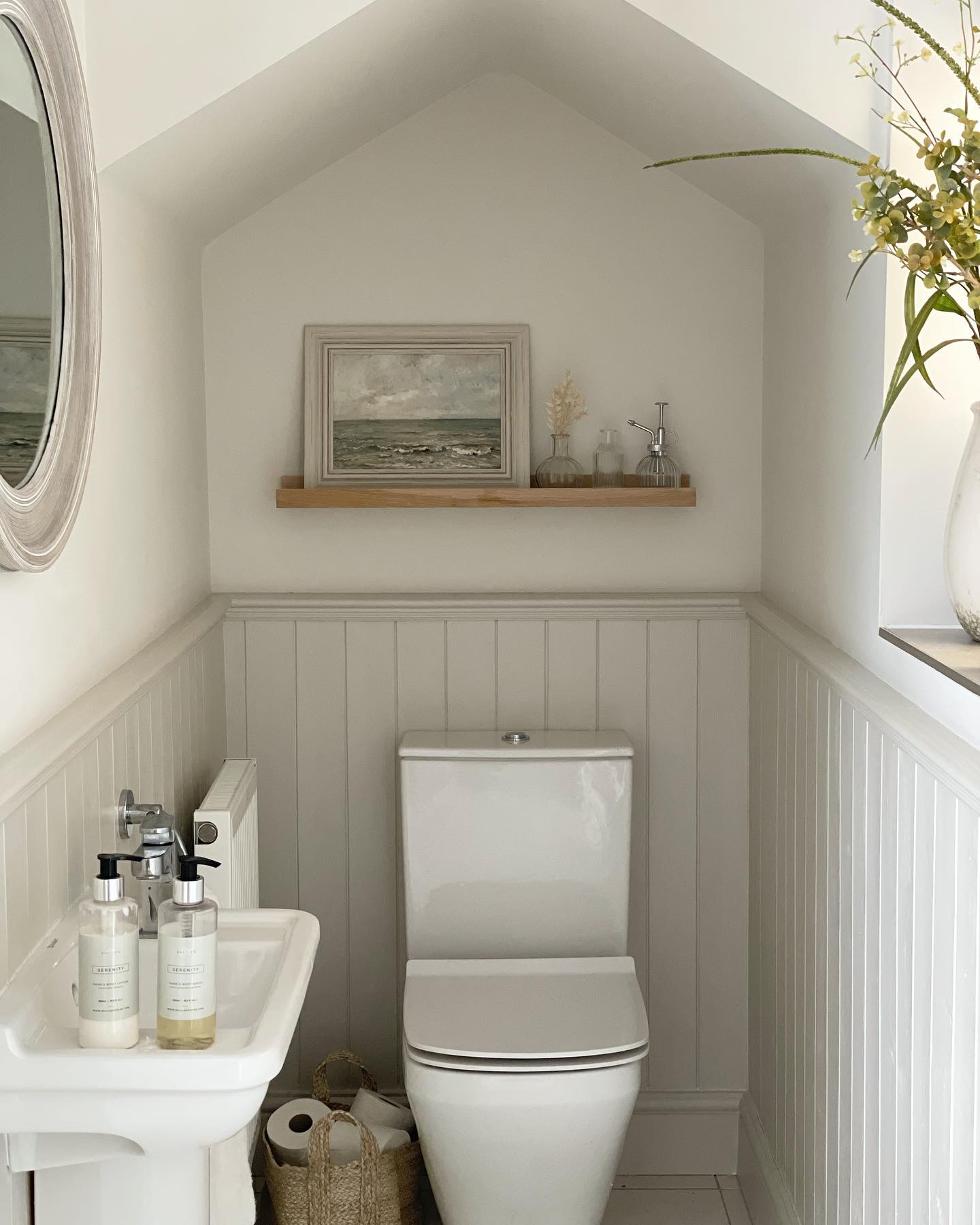 Simple Minimalist Behind Toilet Decor