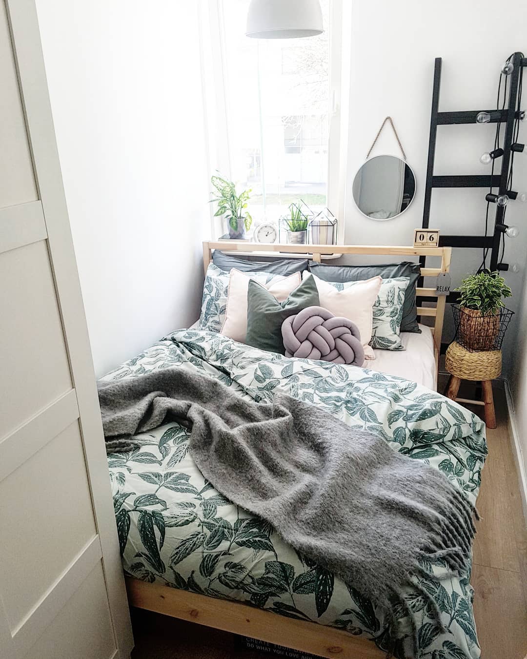 Stylish Spring Bedroom Decor