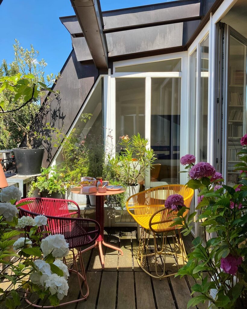 Retro Rooftop Cozy Balcony Idea